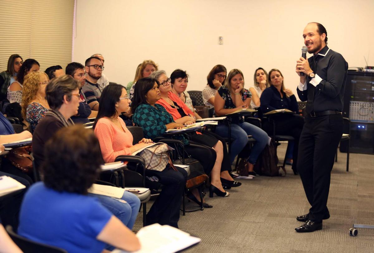 Aula presencial com professor e alunos