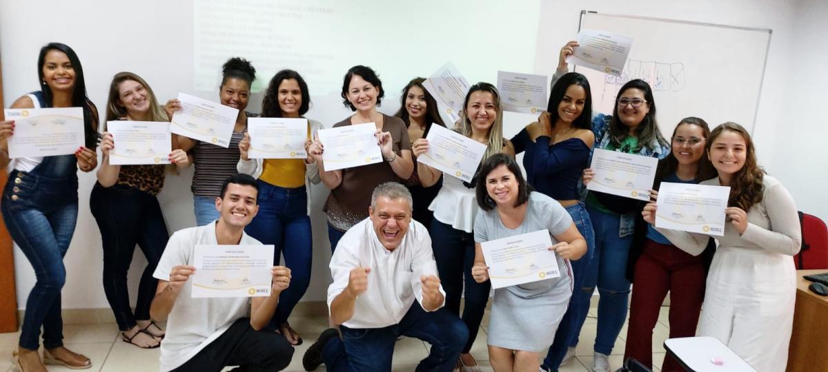 Alunos segurando certificados