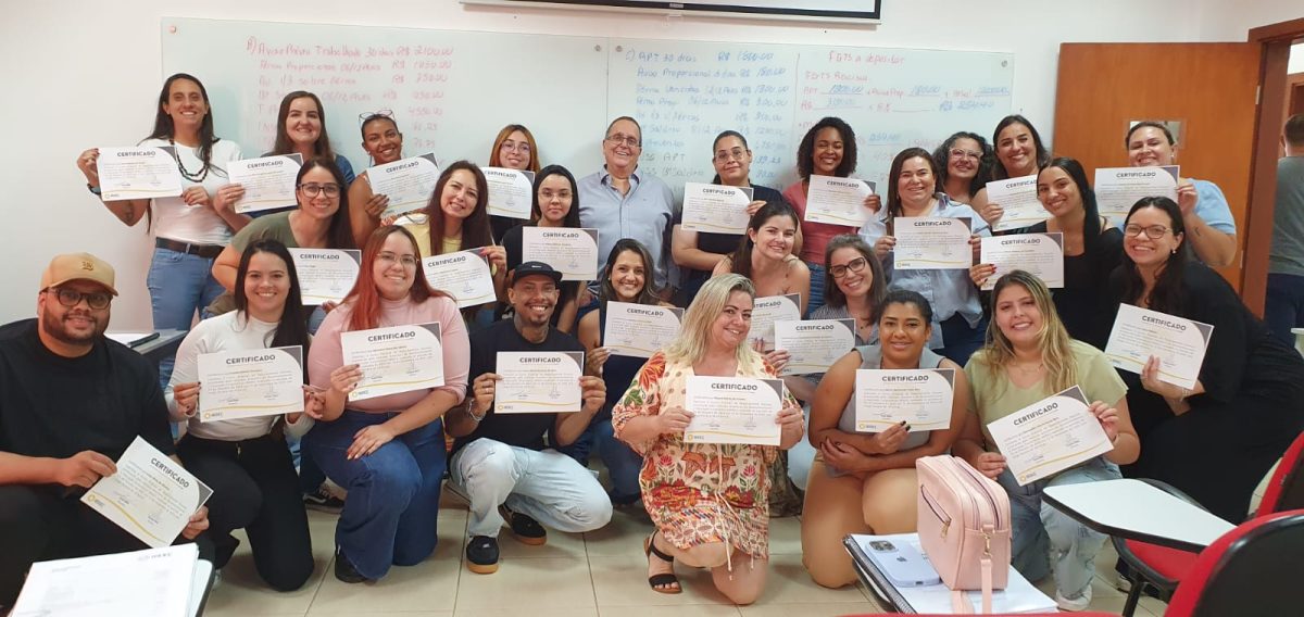 Alunos da Adrus com certificados