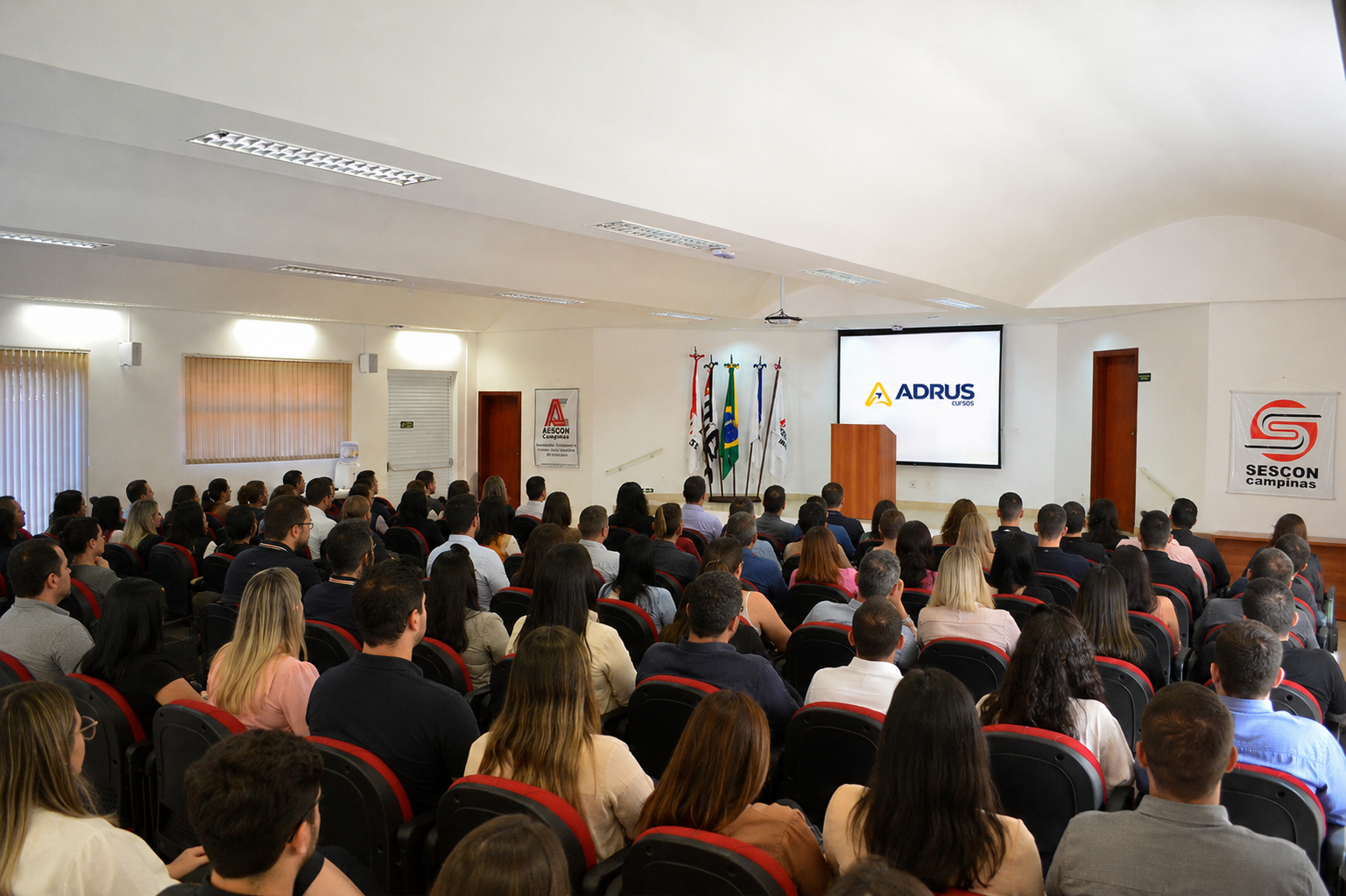 Participantes reunidos em um evento da Adrus no auditório do Sescon Campinas